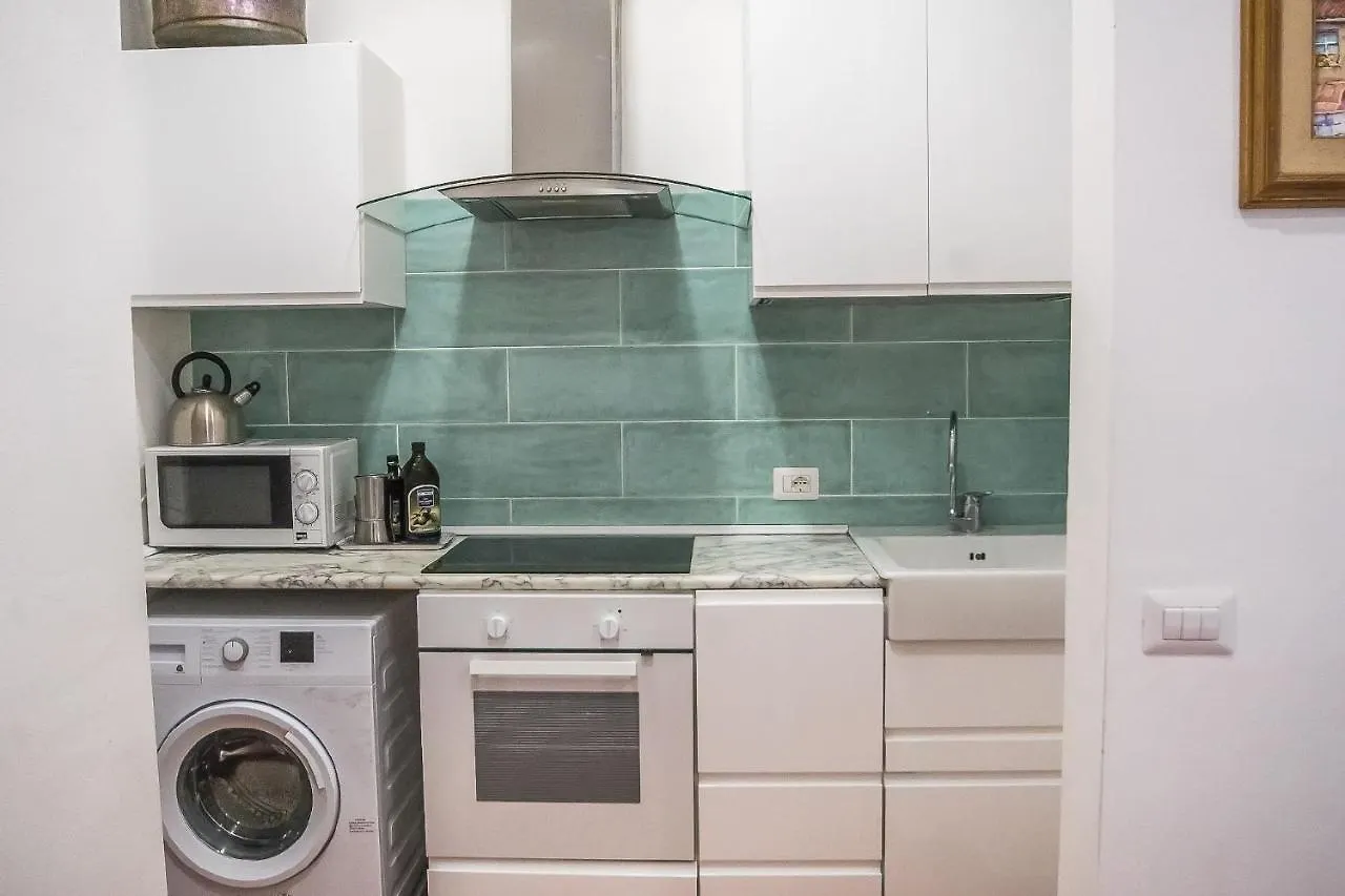 Homestay Room In An Apartment Close To The Train Station Florence