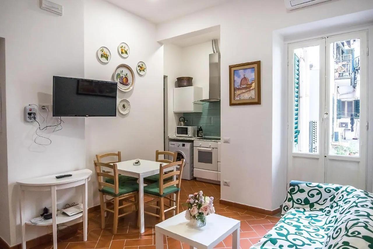 Homestay Room In An Apartment Close To The Train Station Florence Italy