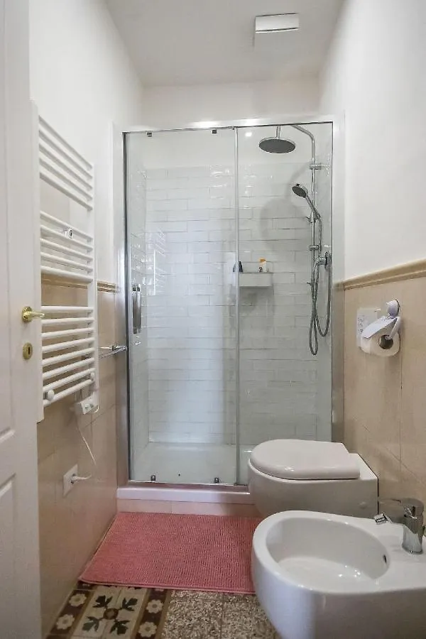 Homestay Room In An Apartment Close To The Train Station Florence