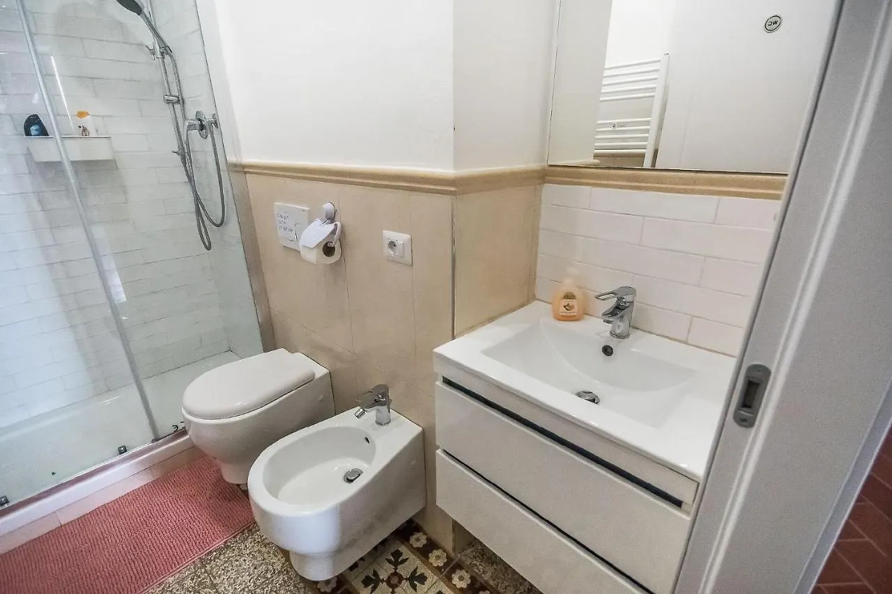 Homestay Room In An Apartment Close To The Train Station Florence Italy