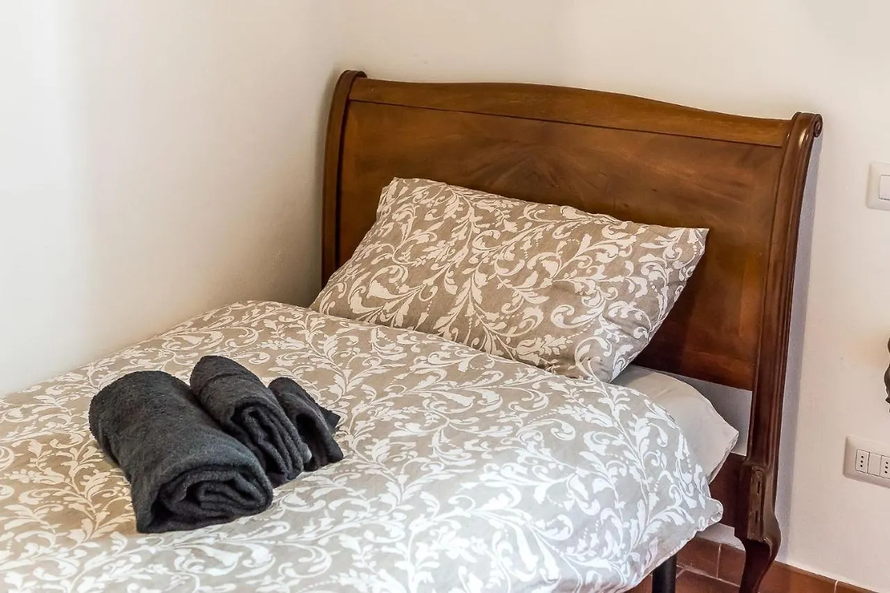 Homestay Room In An Apartment Close To The Train Station Florence Italy