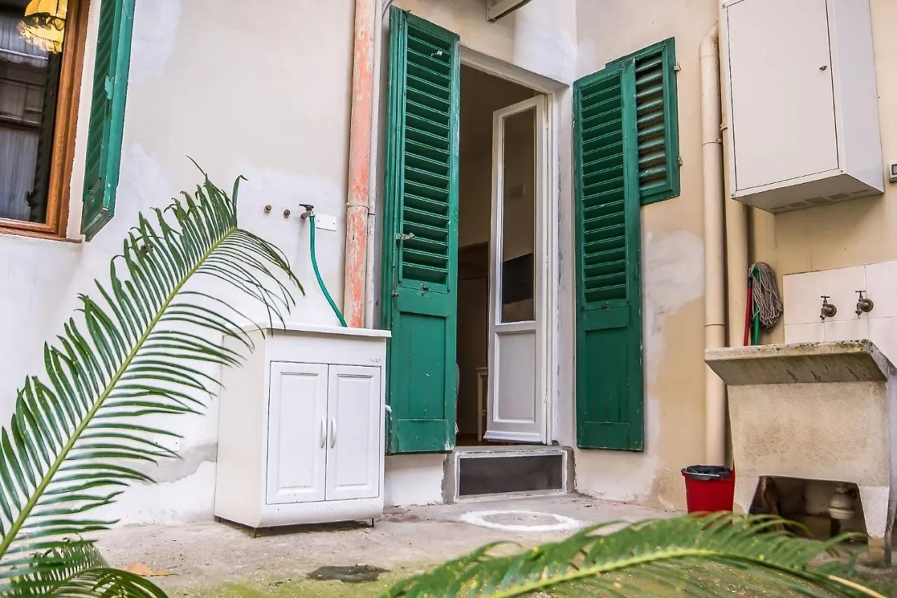 Room In An Apartment Close To The Train Station Florencie Itálie