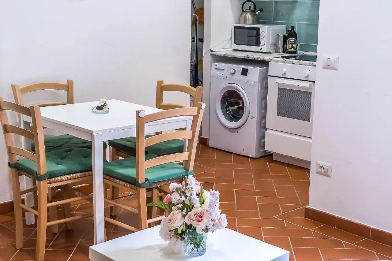 Room In An Apartment Close To The Train Station Florencie 0*,  Itálie